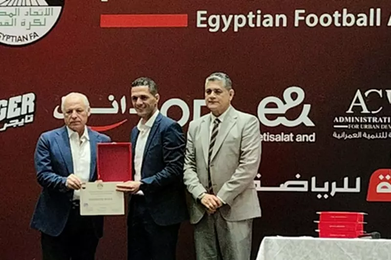 بعد أزمته مع الأهلي.. اتحاد الكرة يكرم محمود وفا ويمنحه الشارة الدولية 